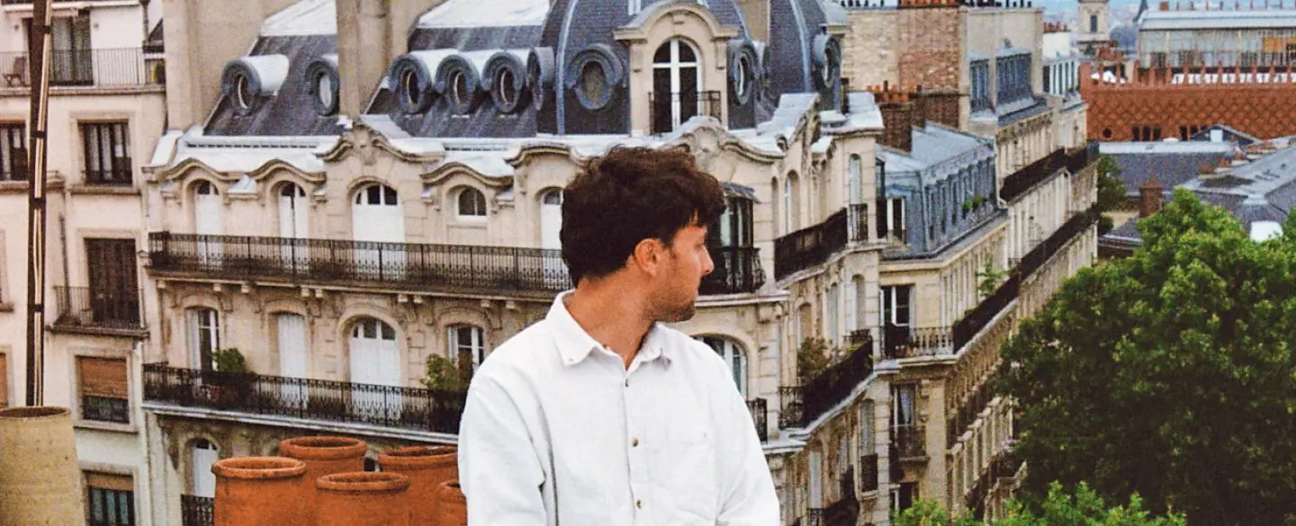 Photo homme devant les toits de Paris pour Paraboot