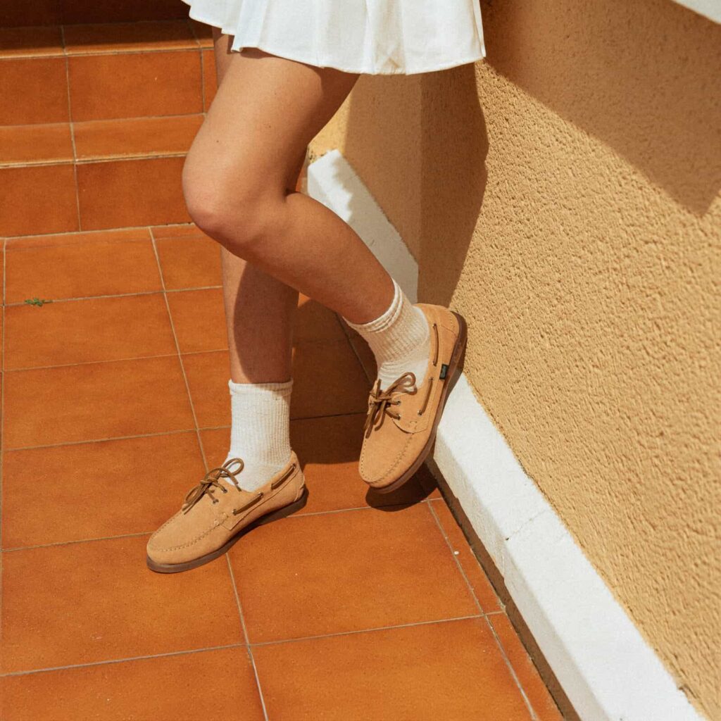 Chaussure bateau femme Paraboot Barth en cuir velours rose poudré Nude avec semelle en gomme miel.