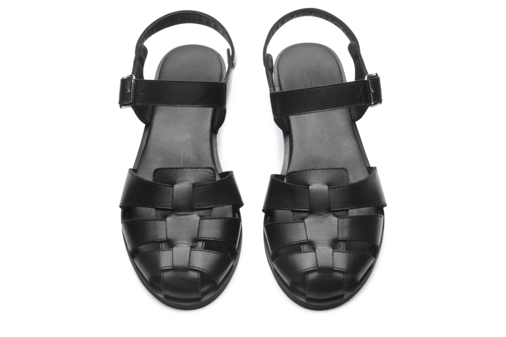 Sandale femme Paraboot Bilbao en cuir lisse noir avec petit talon carré et semelle gomme miel.