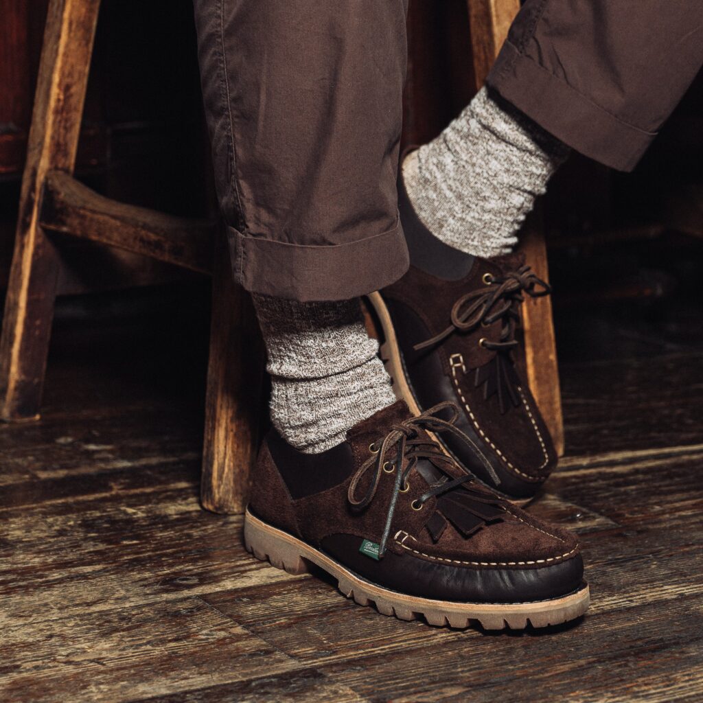Chaussures Paraboot Thiers Café en cuir brun portées avec des chaussettes chinées et un pantalon marron.