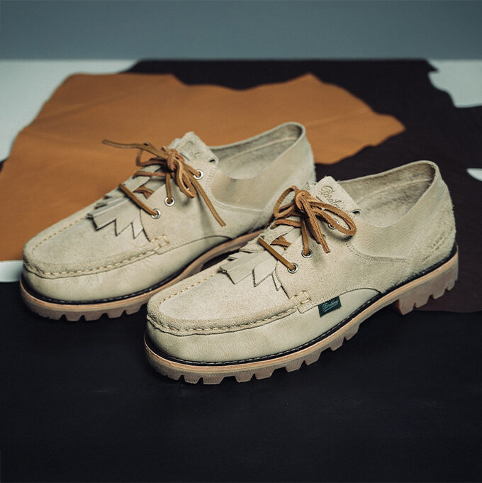 Paire de chaussures Paraboot modèle Thiers non doublées en cuir beige coloris Sand, issue de la collaboration avec Universal Works.
