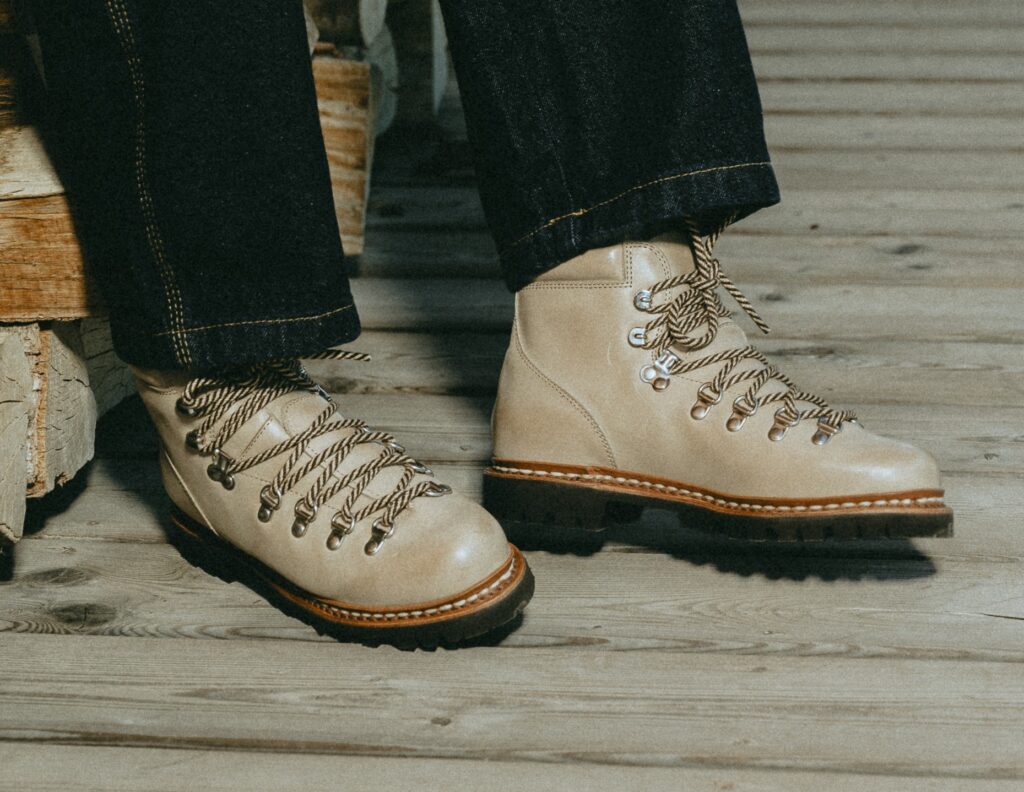 Bottines femme à lacets modèle Avoriaz en cuir lisse neige Paraboot, portées avec un jean brut et des chaussettes en laine.