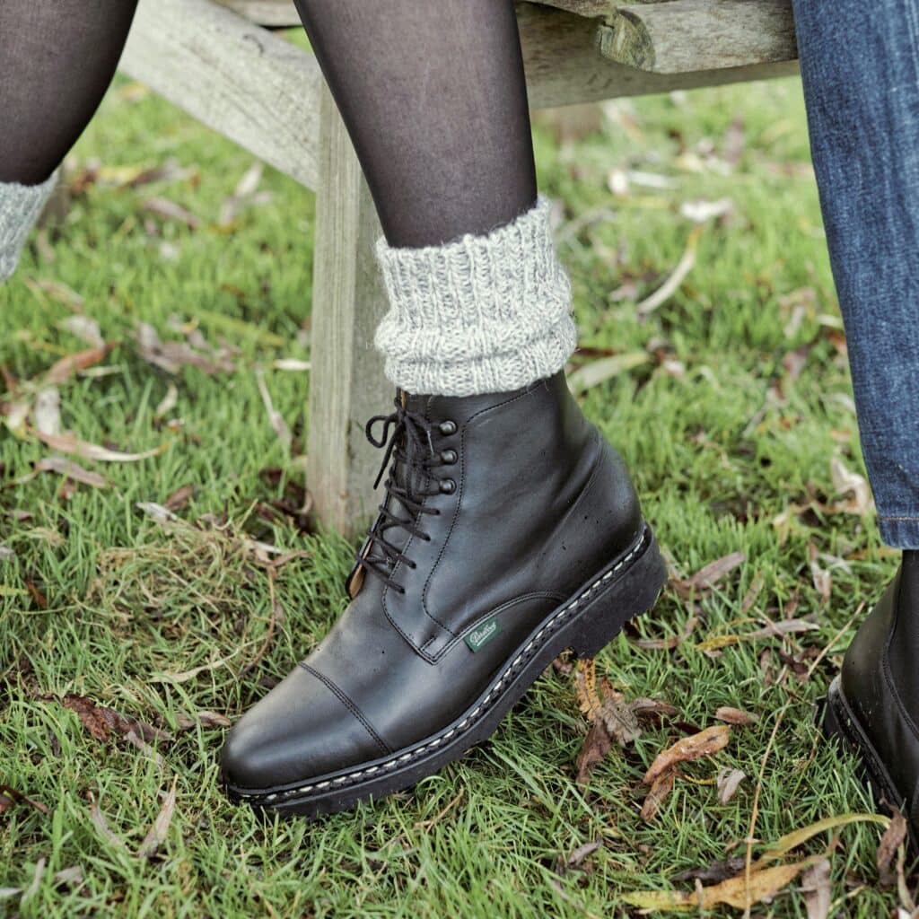 Bottine noir femme Paraboot modèle Clamart avec revers en chaussette grosse laine chinée grise.