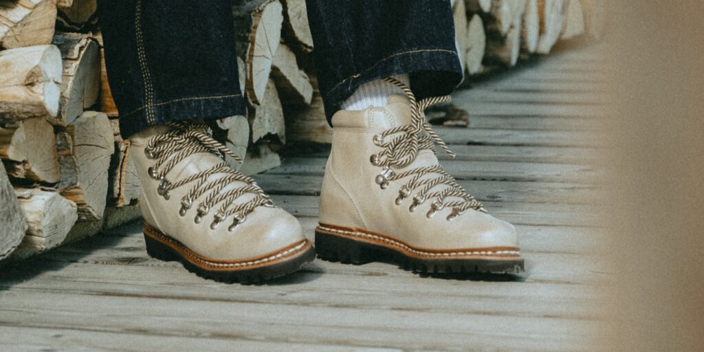 Bottines femme à lacets modèle Avoriaz en cuir lisse neige Paraboot, portées avec un jean brut et des chaussettes en laine.