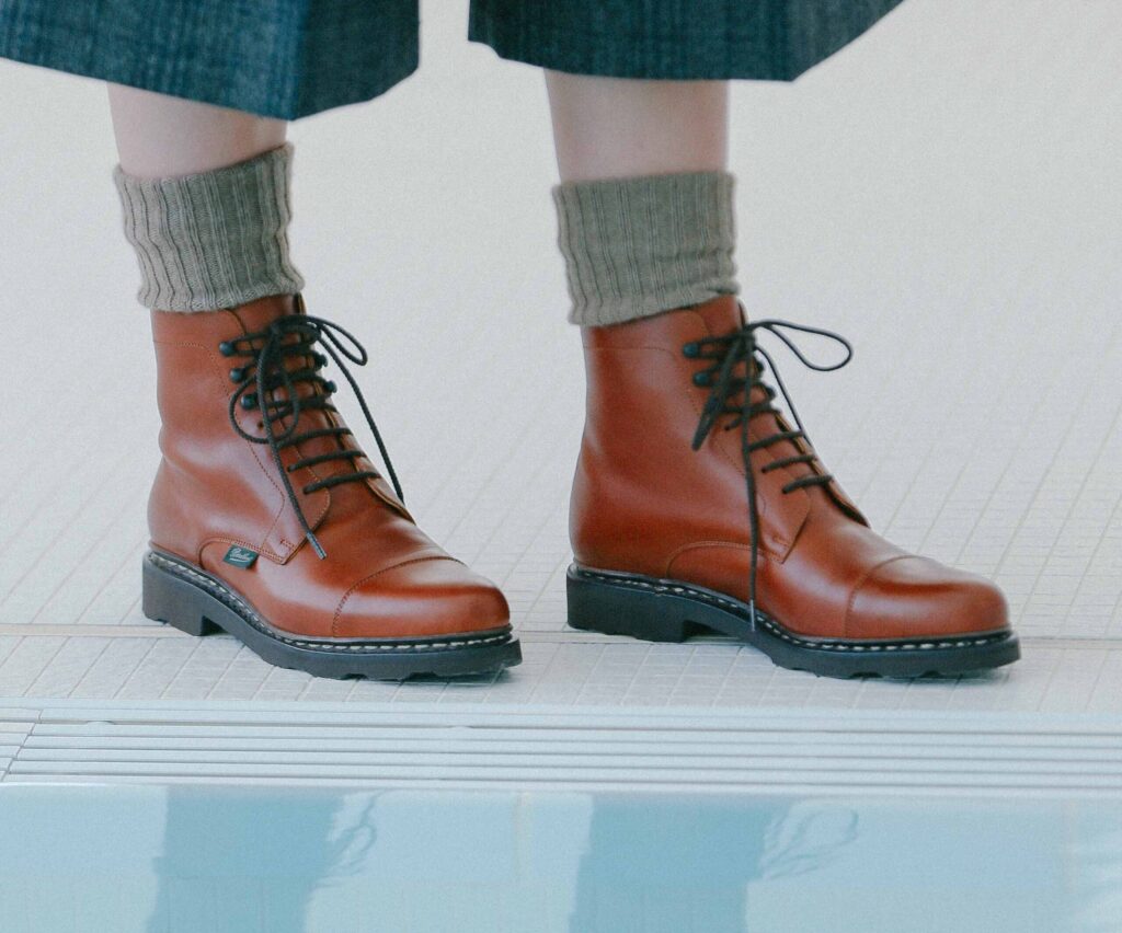 Bottine marron femme Paraboot modèle Clamart en cuir lisse fauve avec chaussettes en laine chinée.