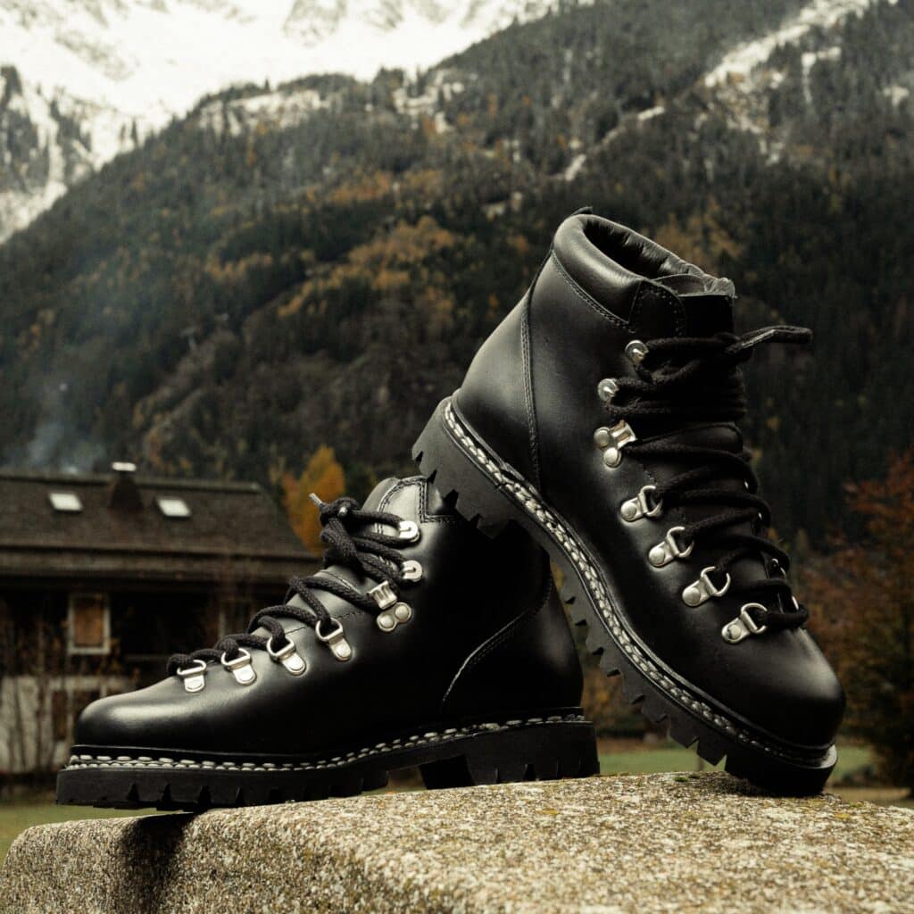 Chaussures Paraboot Avoriaz en cuir lisse noir avec semelle gomme, silhouette élégante et épurée.