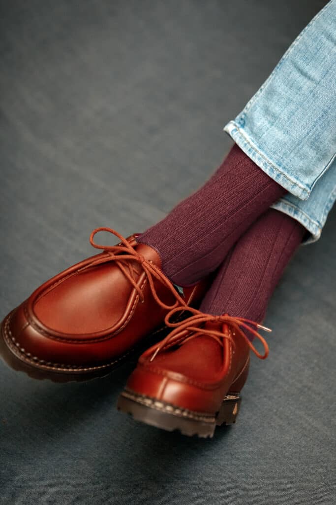 Chaussures Paraboot Michael marron vues de dessus avec jean bleu retroussé et chaussettes bordeaux.