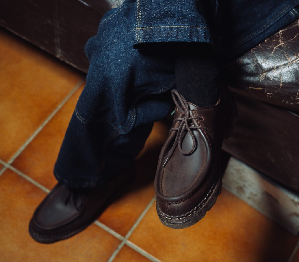 Chaussures Paraboot Michael en cuir nubuck gringo marron foncé portées avec un jean brut et des chaussettes noires.
