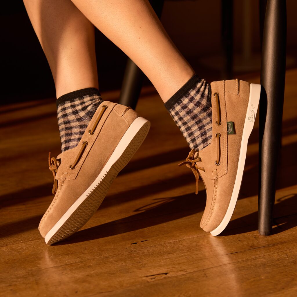 Chaussure bateau femme Barth Paraboot en cuir velours beige avec semelle en gomme blanche antidérapante.