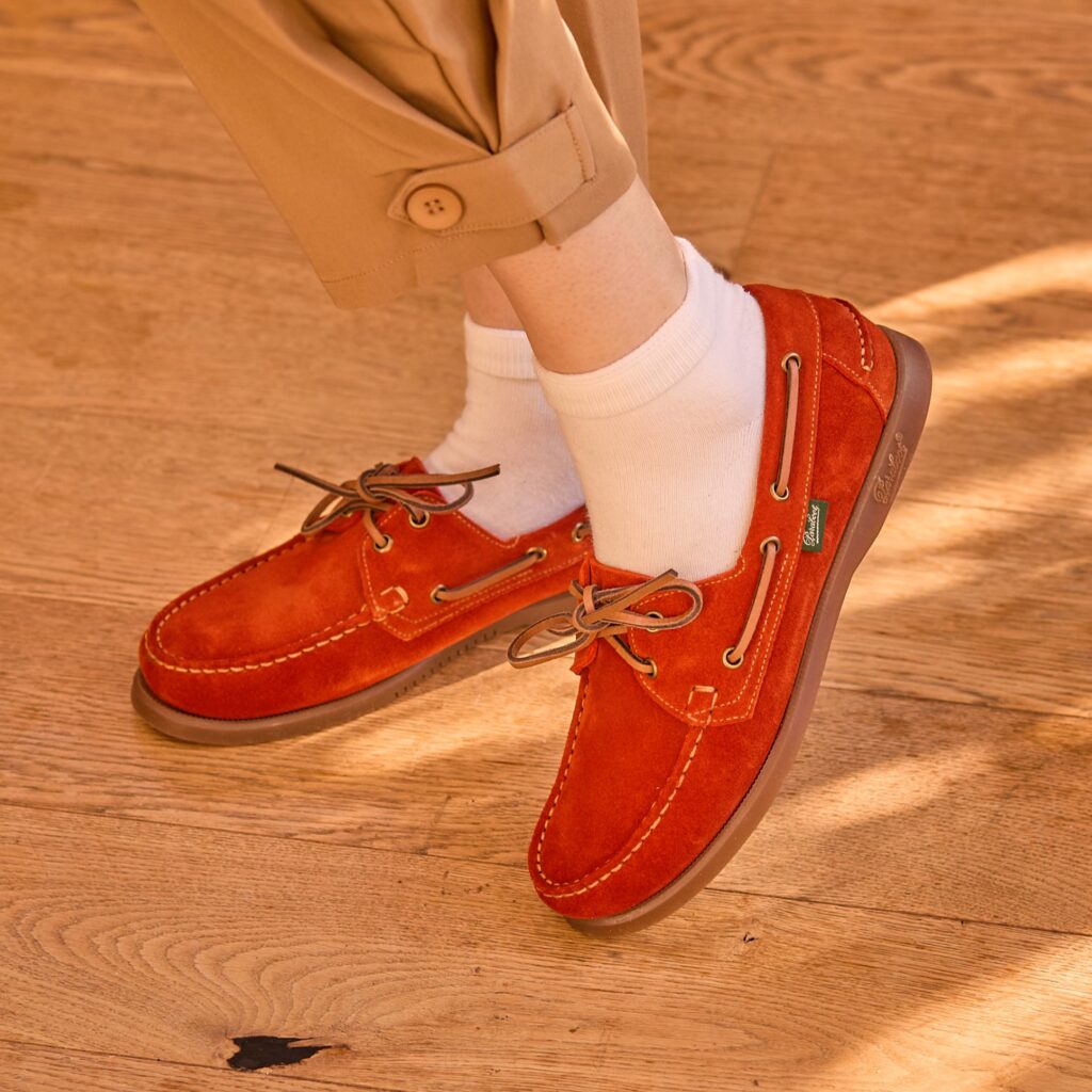 Chaussure bateau femme Paraboot Barth en cuir velours orange Koi, lacets en cuir et semelle gomme antidérapante marron.