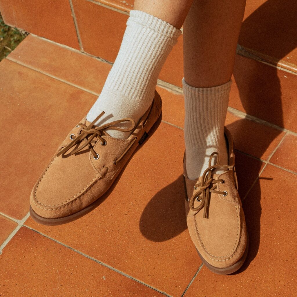 Chaussure bateau femme Paraboot Barth en cuir velours nude, lacets en cuir et semelle gomme antidérapante marron.