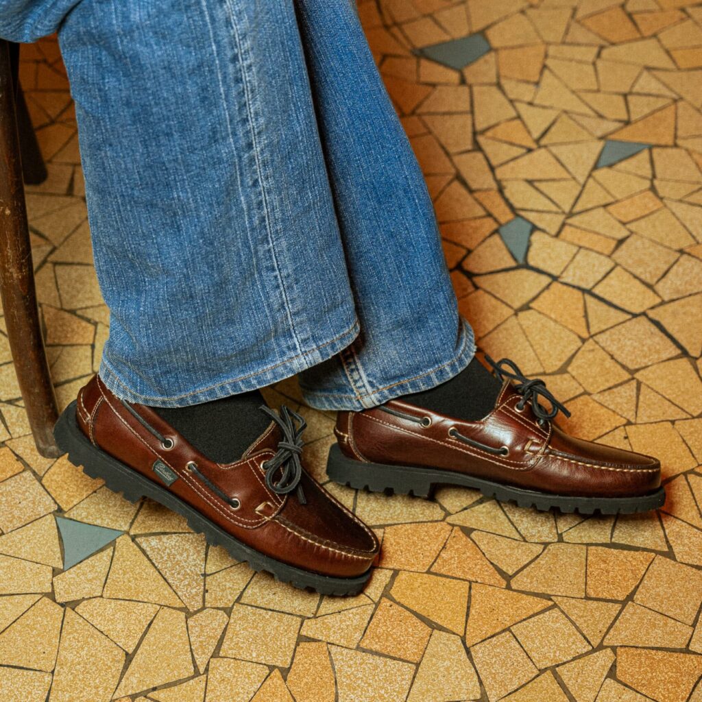 Chaussure bateau femme Paraboot Malo en cuir lisse America marron avec semelle gomme crantée noire.