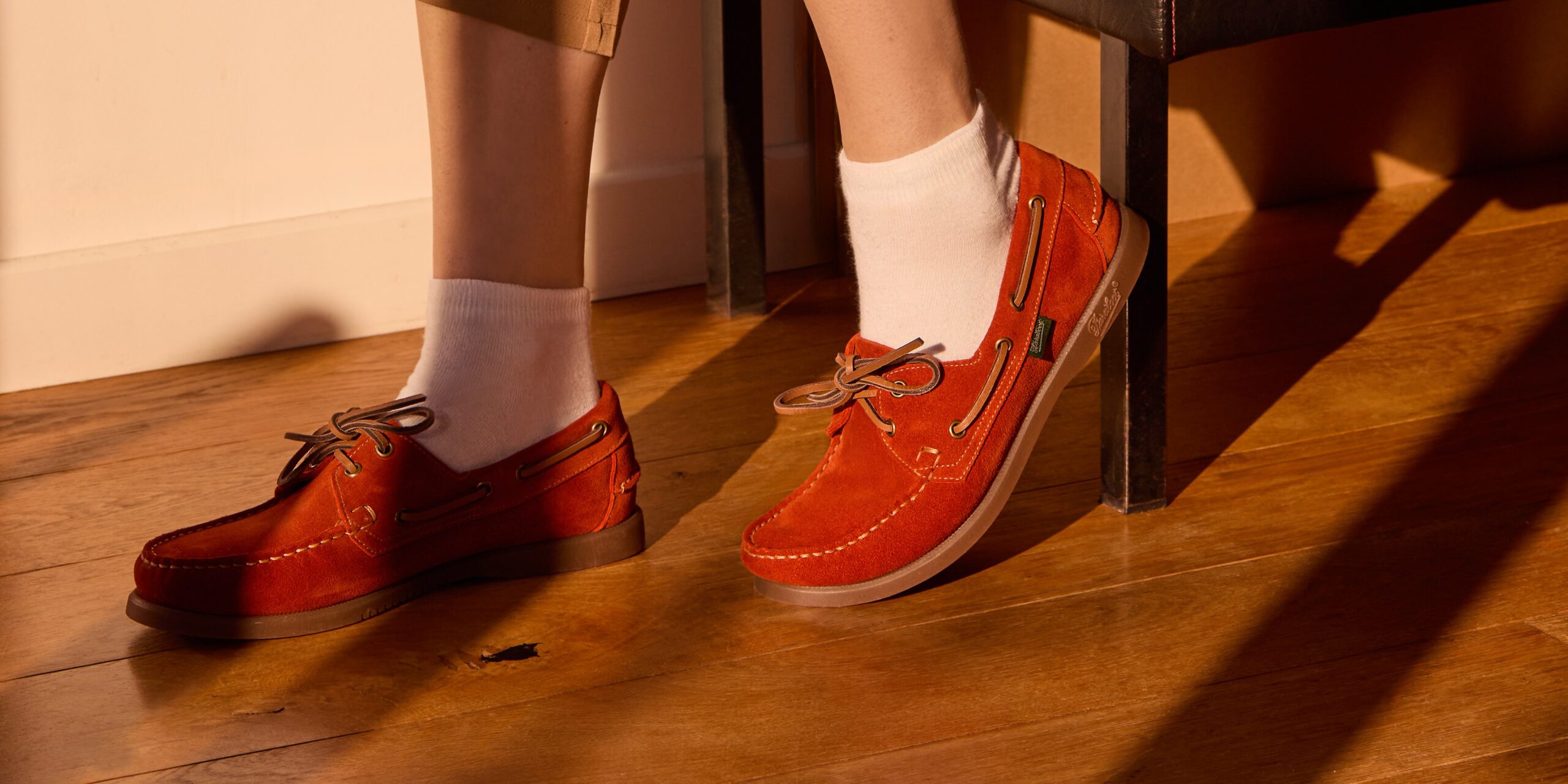 Chaussure bateau femme Paraboot Barth en cuir velours orange Koi, lacets en cuir et semelle gomme antidérapante marron.