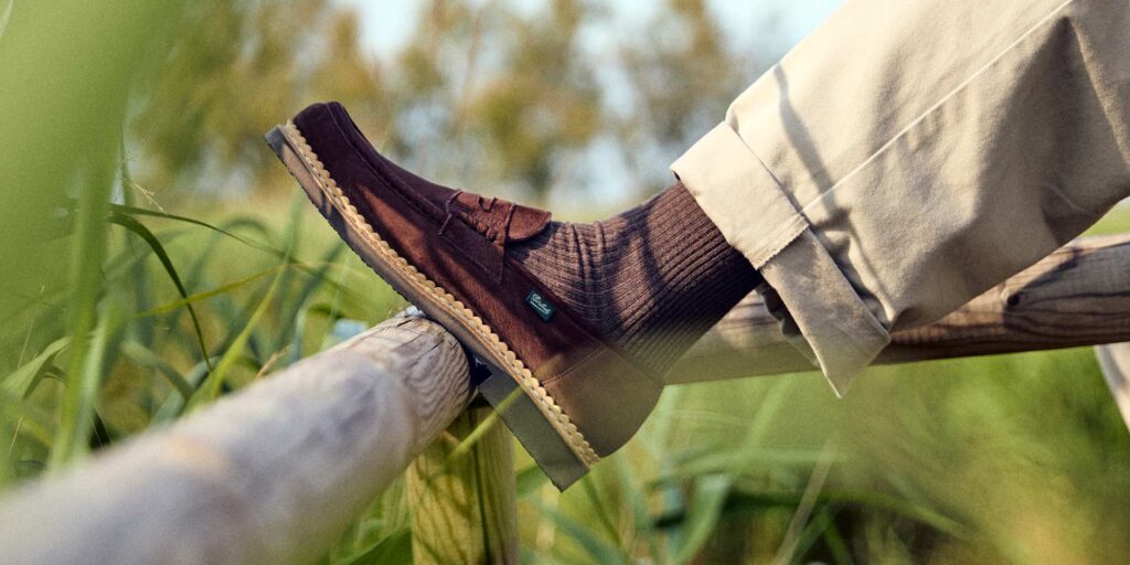 Mocassin Paraboot modèle Nantes en cuir de taurillon nubuck coloris chocolat, monté en cousu norvégien sur semelle gomme, porté avec un pantalon beige.