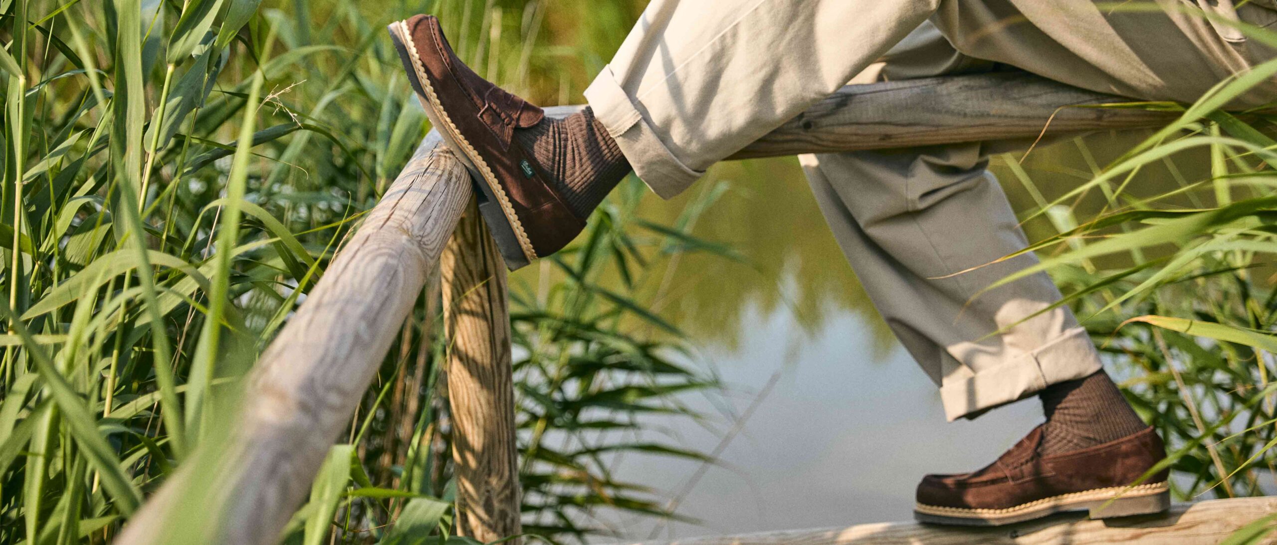 Mocassin Paraboot modèle Nantes en cuir de taurillon nubuck coloris chocolat, monté en cousu norvégien sur semelle gomme, porté avec un pantalon beige.