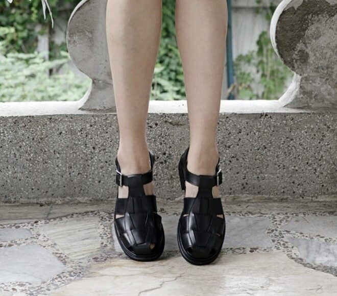 Sandales femme Paraboot Ibéris en cuir lisse noir avec semelle gomme crantée assortie.