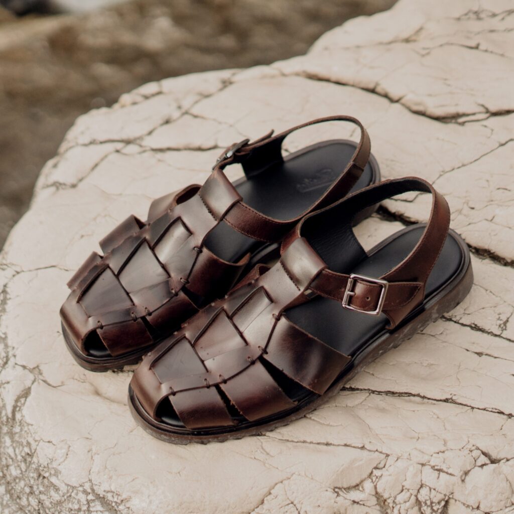 Sandales plates femme Paraboot Santorin en cuir lisse américa portées en extérieur.