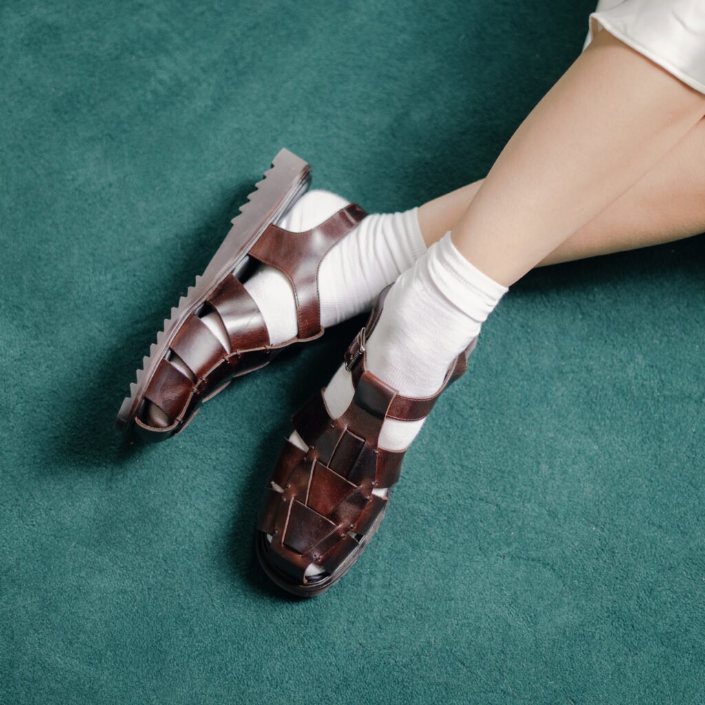 Sandale plate Santorin de Paraboot en cuir lisse américa avec semelle gomme sport crantée.