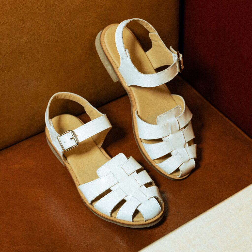 Sandales femme Paraboot modèle Bilbao en cuir lisse blanc avec semelle gomme crantée miel.