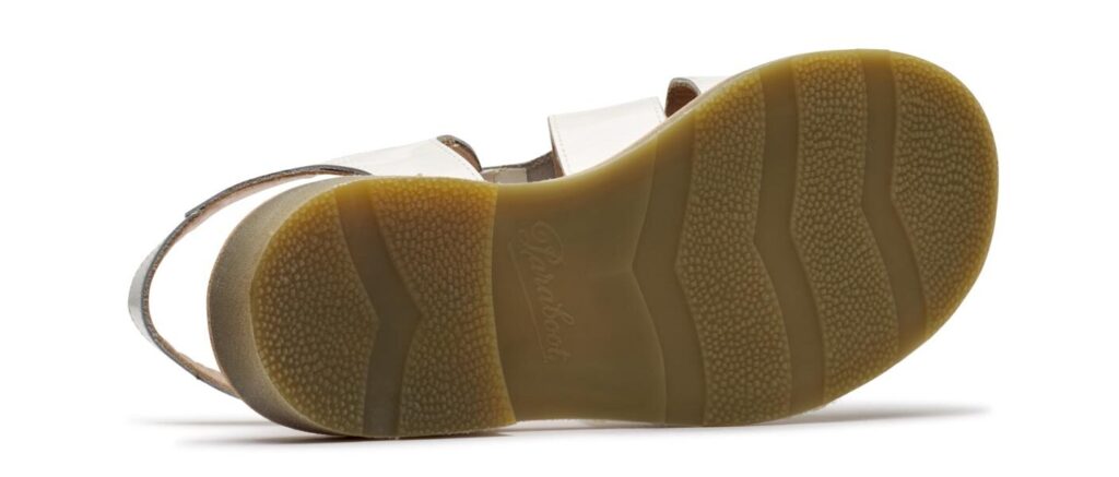 Gros plan sur une semelle en gomme crantée marron Paraboot pour sandales femme.