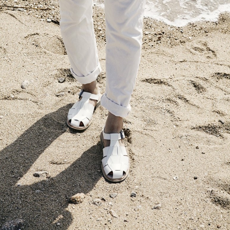 Sandales femme Paraboot Ibéris en cuir blanc brillant avec semelle en gomme crantée couleur miel.