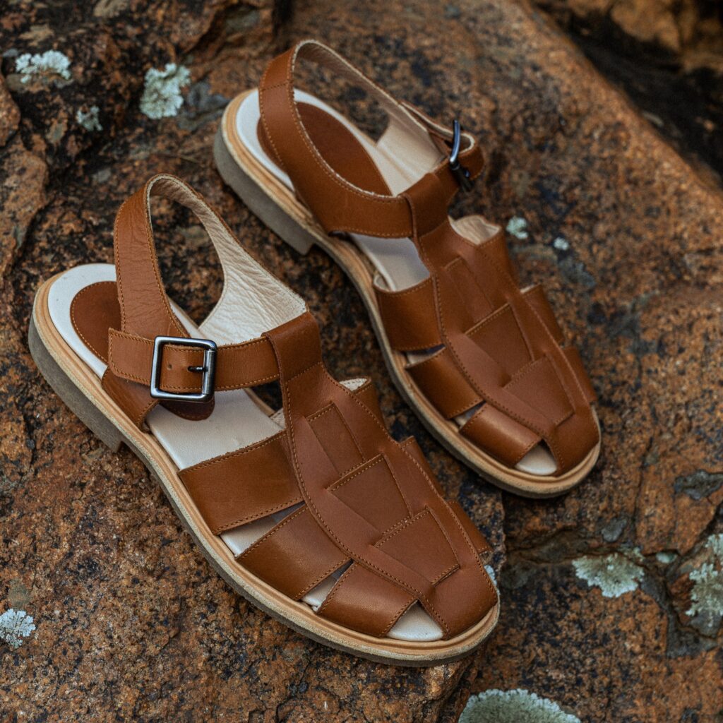 Sandales femme Ibéris de Paraboot en cuir lisse gold avec semelle gomme miel lisse et crantée.