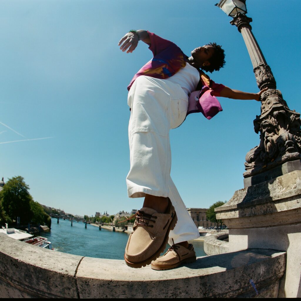 Depuis son apparition dans les collections Paraboot il y a trente ans, le modèle Briac s’est imposé comme une silhouette incontournable. Modèle endormi ces dernières années, il revient cette saison sur le devant de la scène.