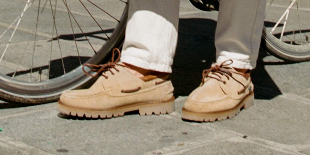 Scarpa derby da uomo Paraboot modello Briac in pelle scamosciata beige con suola in gomma dentellata, indossata in città.