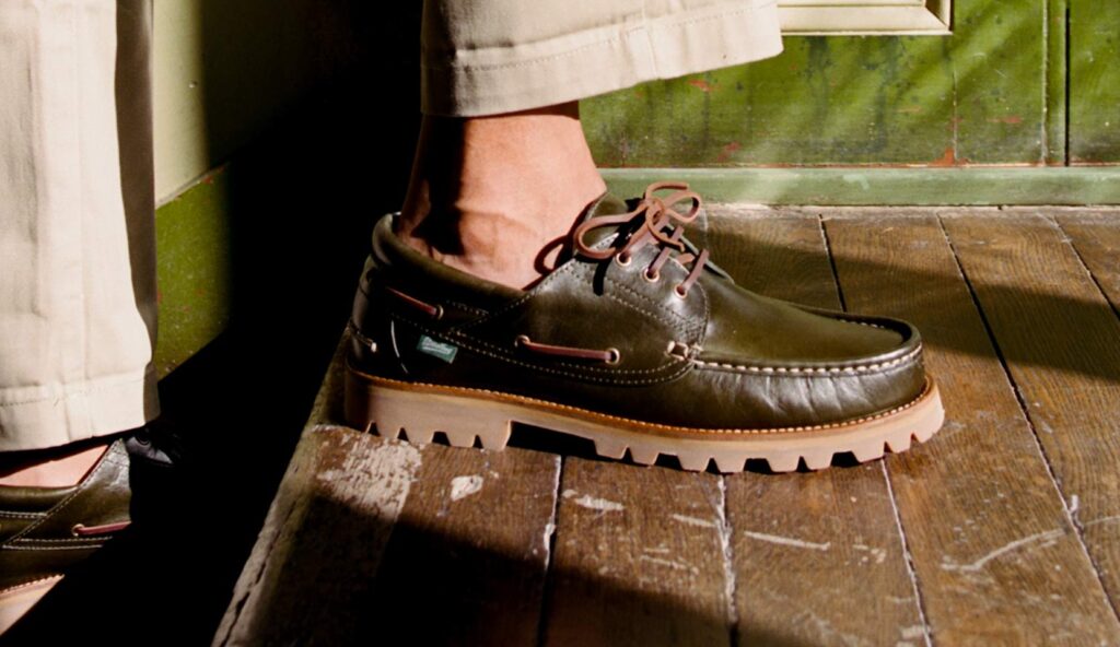 Chaussure derby homme Paraboot modèle Briac en cuir lisse vert, avec semelle gomme noire crantée.