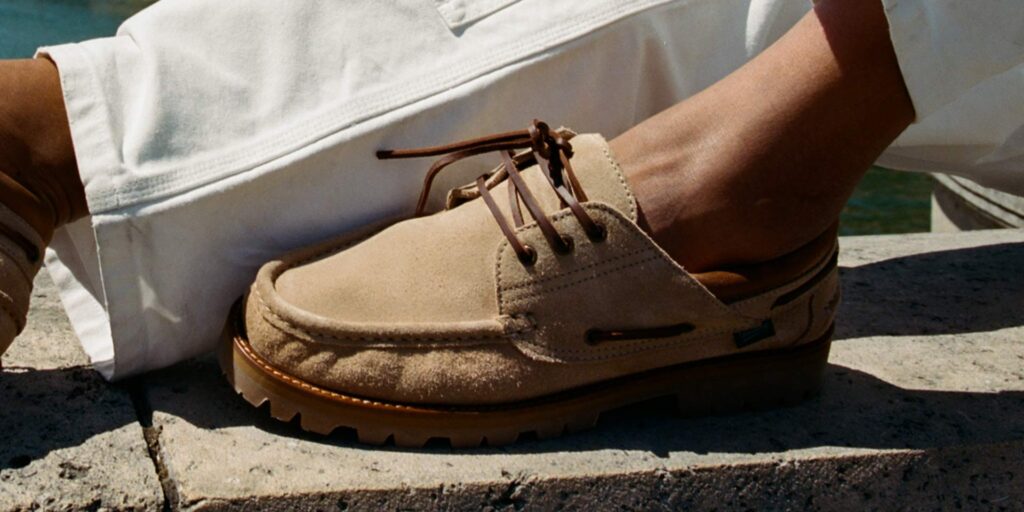 Chaussure derby homme Paraboot modèle Briac en cuir velours beige et semelle gomme crantée, portée en ville.