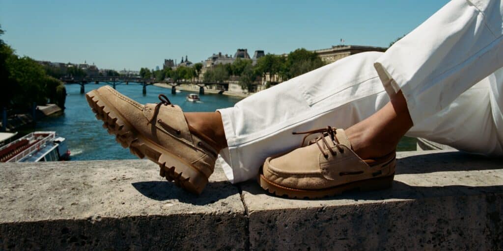 Depuis son apparition dans les collections Paraboot il y a trente ans, le modèle Briac s’est imposé comme une silhouette incontournable. Modèle endormi ces dernières années, il revient cette saison sur le devant de la scène.