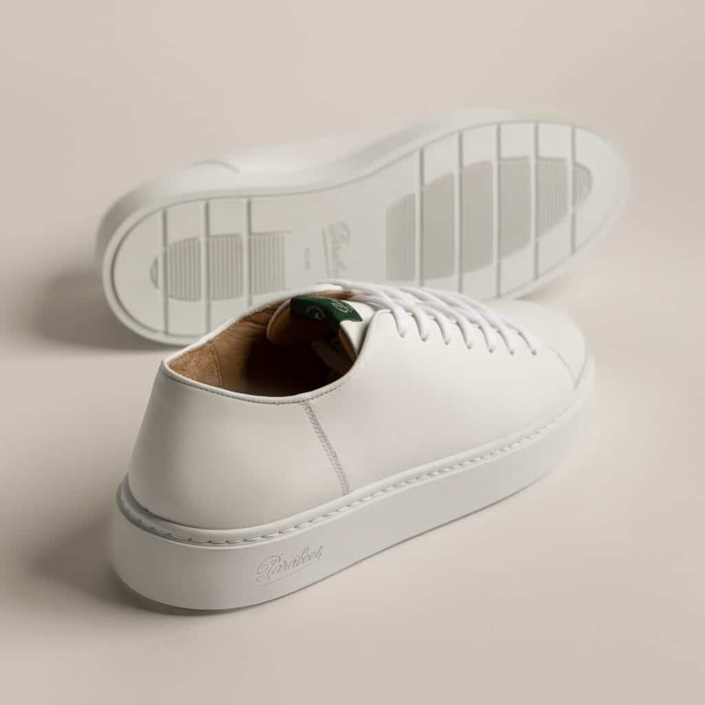 Vue arrière et de la semelle d'une basket Supernova de Paraboot en cuir lisse blanc, mettant en avant la semelle épaisse et le logo gravé.