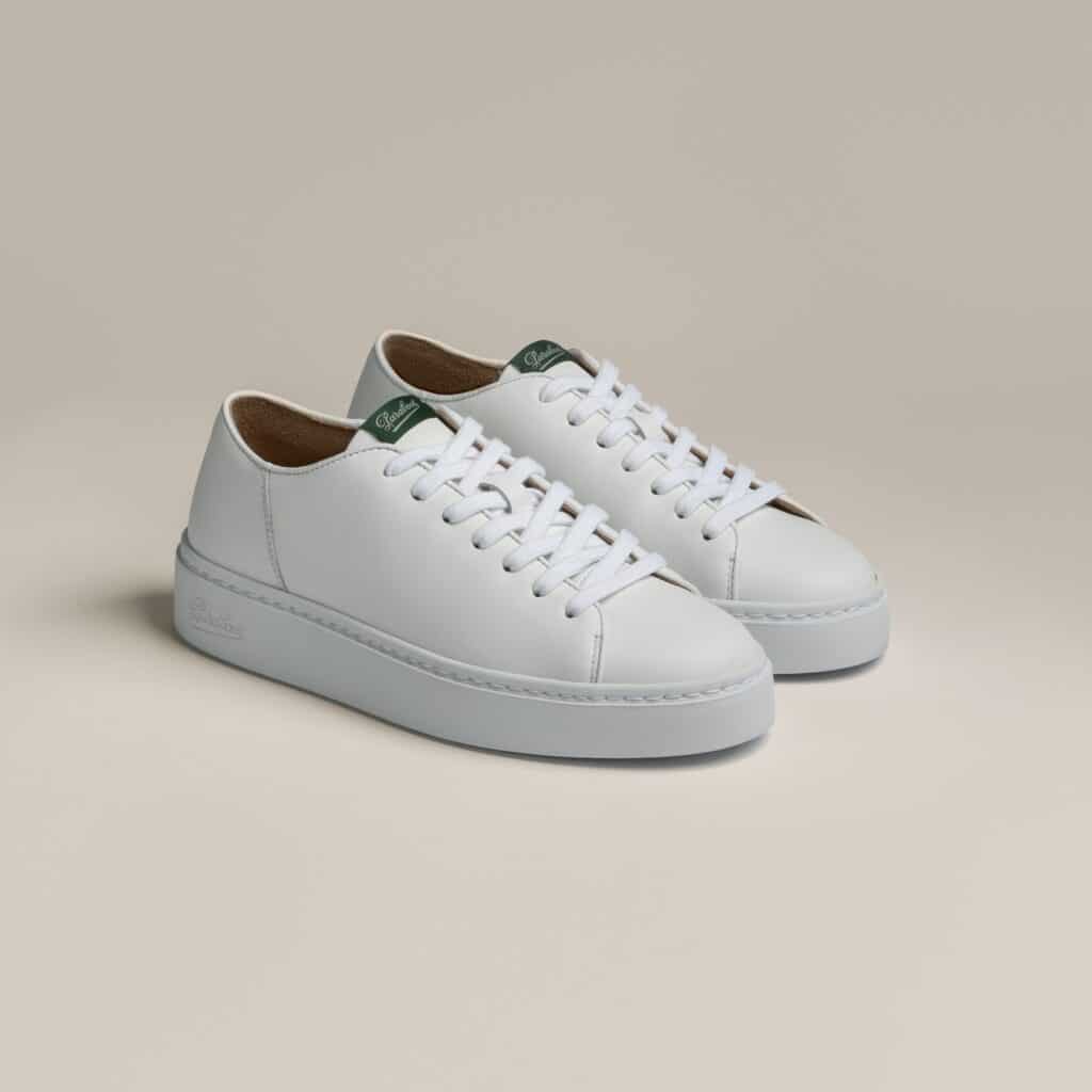 Paire de baskets de ville pour femme modèle Supernova de Paraboot, cuir lisse blanc avec lacets blancs et étiquette verte signature.