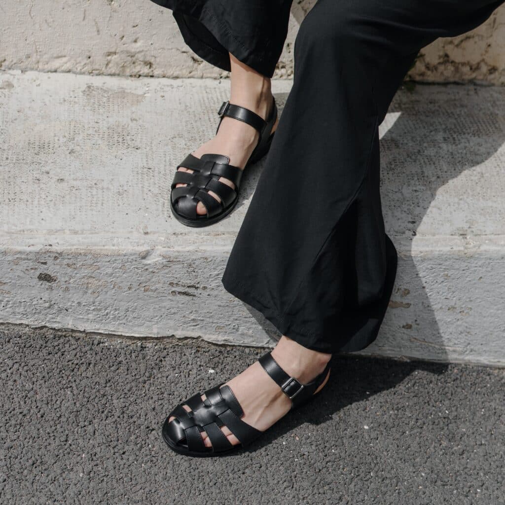 Sandales femme Paraboot Bilbao en cuir noir avec petit talon carré et semelle crantée noir.