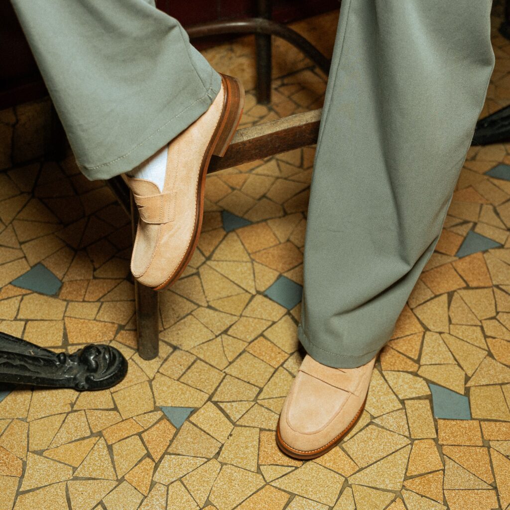 Mocassin femme Rivoli Paraboot en cuir velours nude avec semelle cuir, porté avec un pantalon habillé.