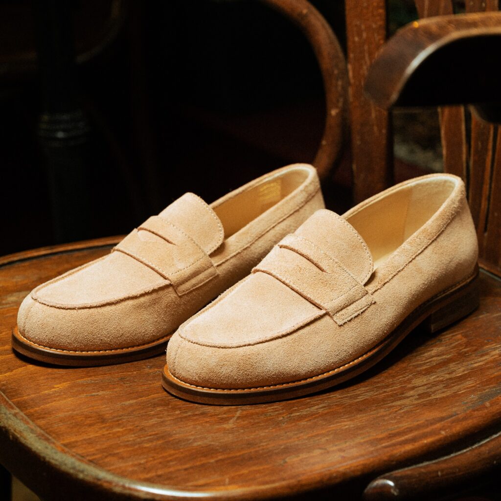 Mocassin femme Rivoli Paraboot en cuir velours nude avec semelle cuir, porté avec un pantalon habillé.