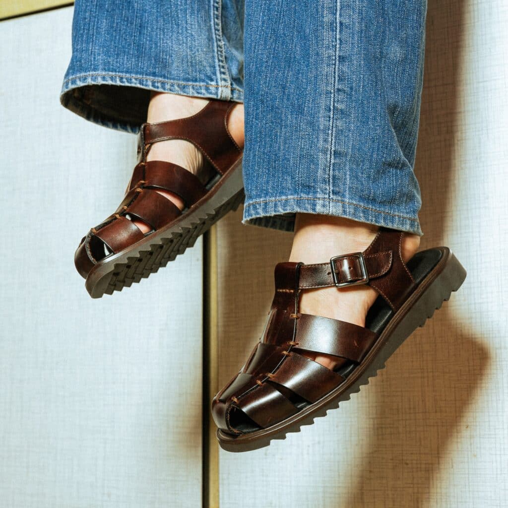 Sandales plates femme Paraboot Santorin en cuir lisse américa portées en extérieur.