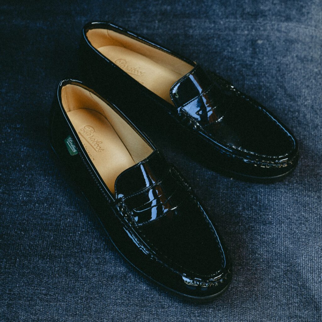 Mocassin femme Vignony en cuir vernis noir, l’allure Paraboot sur la route.