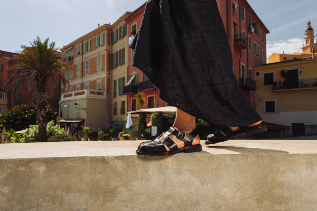 Zoom sur les sandales tressées en cuir noir pour femme modèle Ibéris de Paraboot, portées en mouvement en ville.