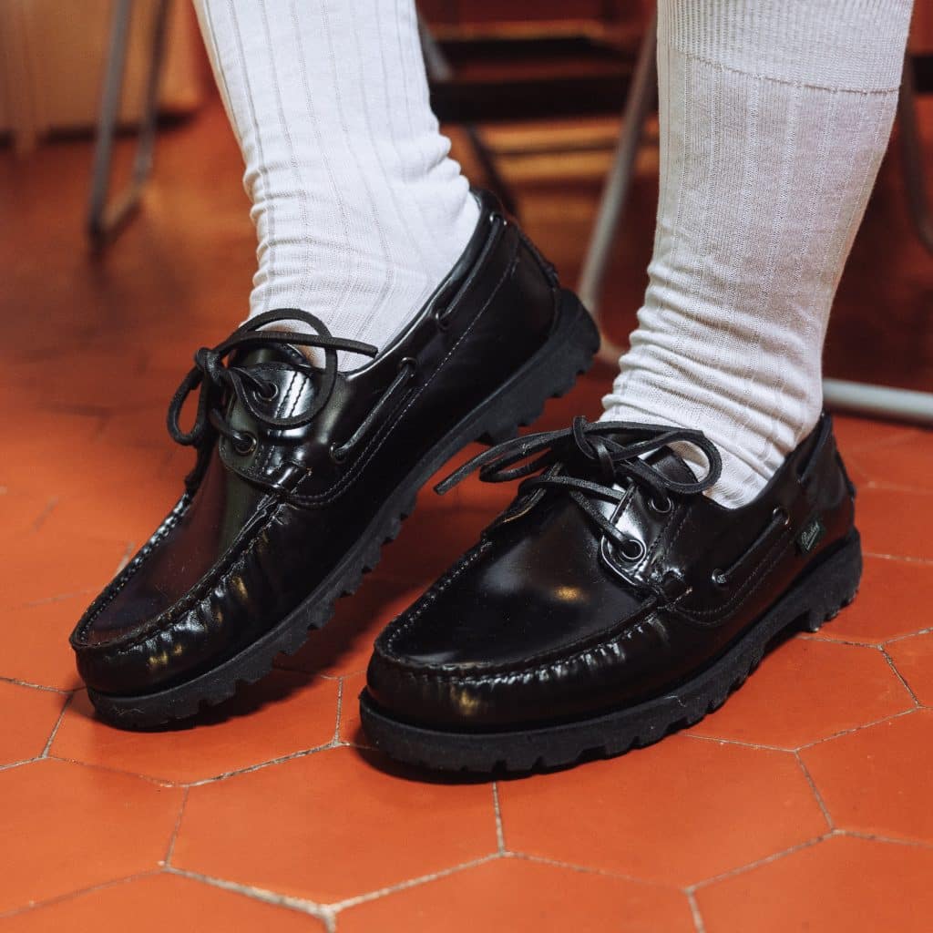 Chaussure bateau femme Paraboot Malo en cuir brillant noir avec semelle gomme crantée et lacets en cuir.