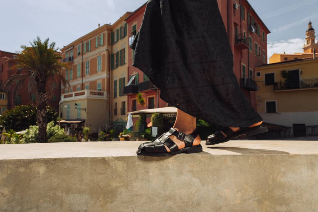 Uno sguardo più da vicino ai sandali Ibéris da donna in pelle nera intrecciata di Paraboot, indossati durante una passeggiata in città.