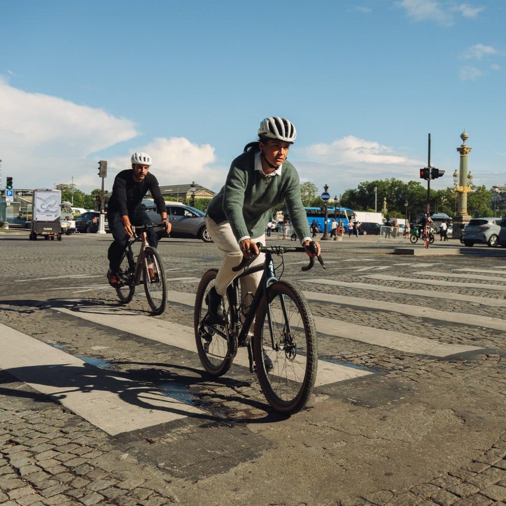 Cyclistes traversant un passage piéton à Paris en derbies en cuir Paraboot Avignon et Veley.