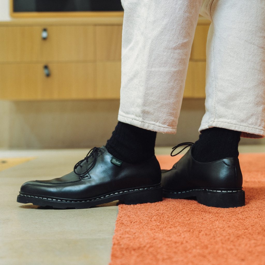 Vue de profil du derby femme Paraboot Veley en cuir lisse noir avec semelle crantée.