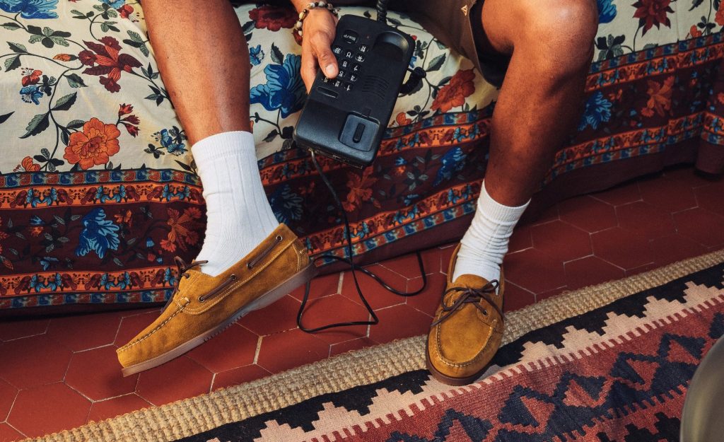 Mocassins bateau Barth Paraboot en cuir velours fauve avec semelle gomme marron.