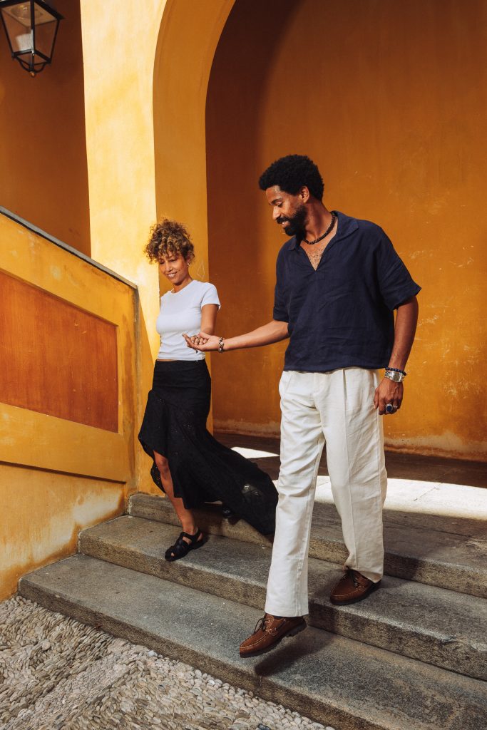 Homme et femme descendant des escaliers en pierre à Menton en chaussures d'été Paraboot.