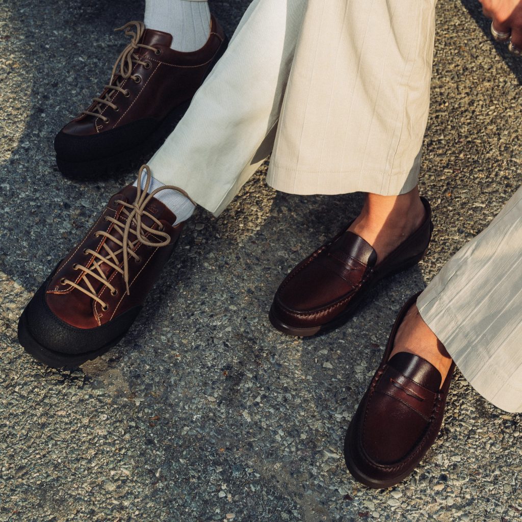 Détail de mocassins en cuir lisse et chaussures à lacets Paraboot pour homme, patinés par le soleil estival.