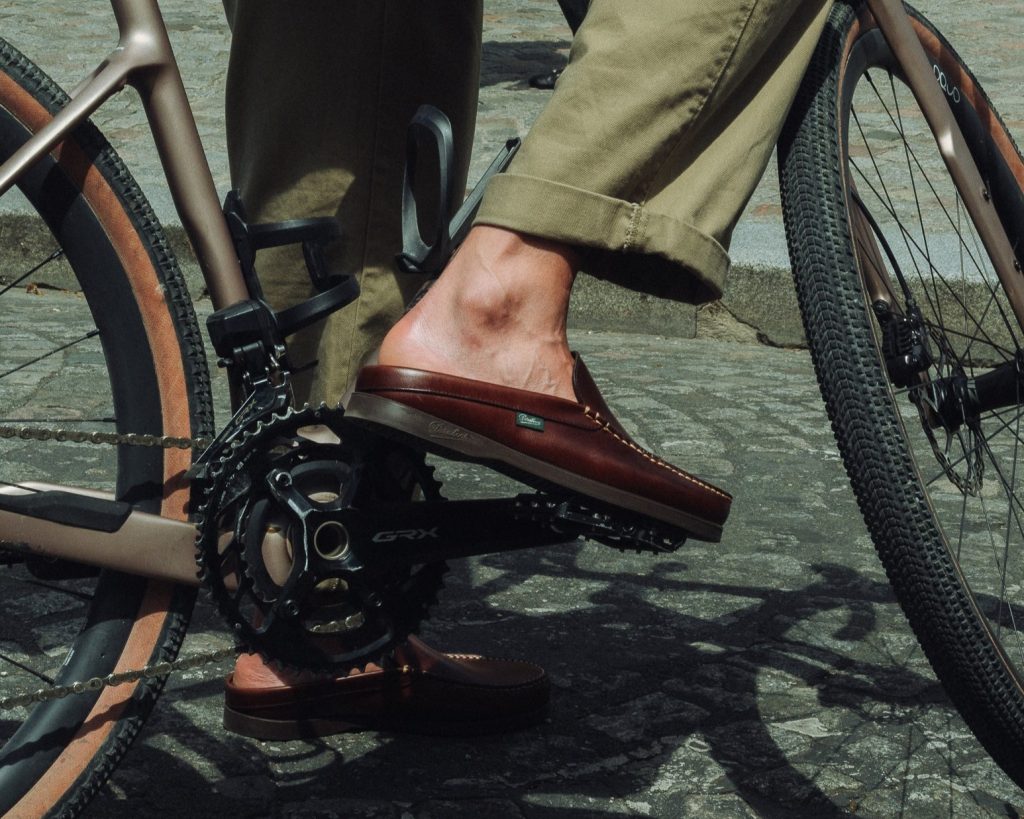 Chaussure mule homme Paraboot Bahamas en cuir lisse marron sur la pédale d'un vélo gravel en ville.