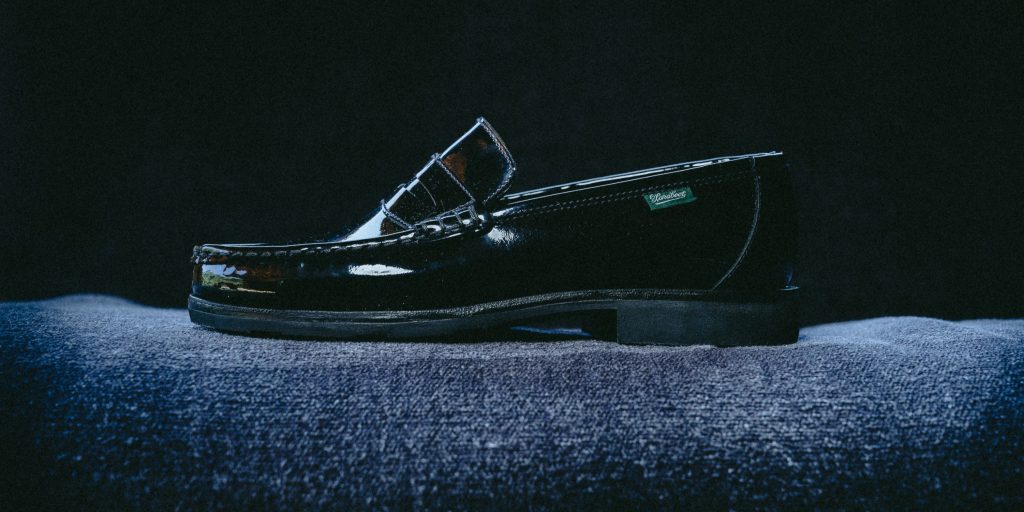Mocassin femme habillé Vignony Paraboot en cuir vernis noir de profil.
