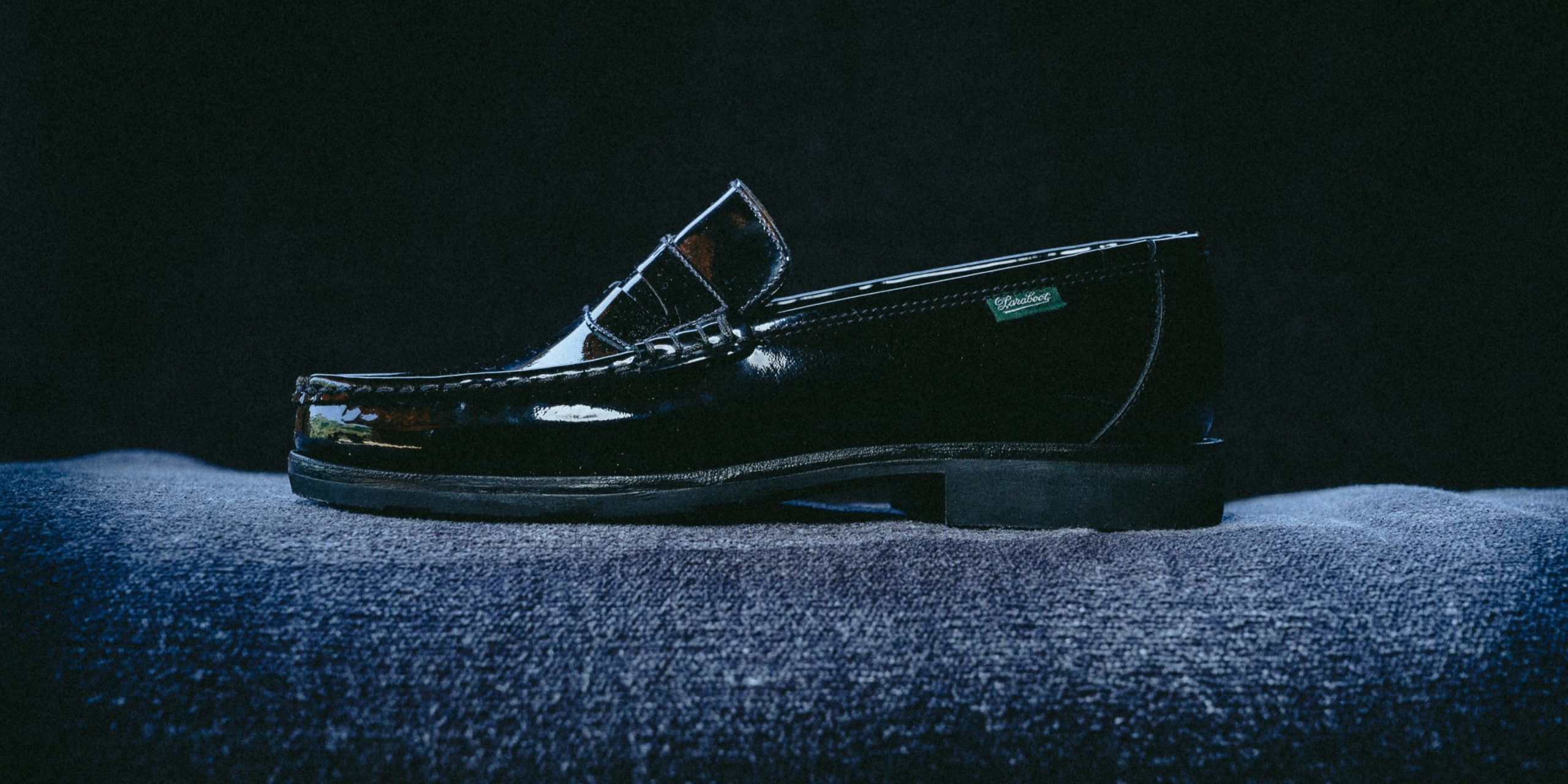 Mocassin femme habillé Vignony Paraboot en cuir vernis noir de profil.