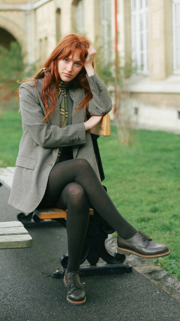 Chaussure habillée femme Paraboot derby Chamade cuir moka porté avec un tailleur en tweed.